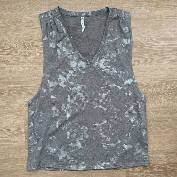 Fabletics Athletic Tank Top Open Arm Women's Size L Gray Silvery Floral Detail - Picture 1 of 5